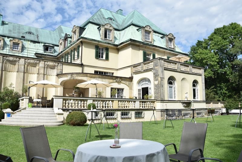 Denkmalgeschützte Villa in Zwickau, Gartenseite mit Terrasse